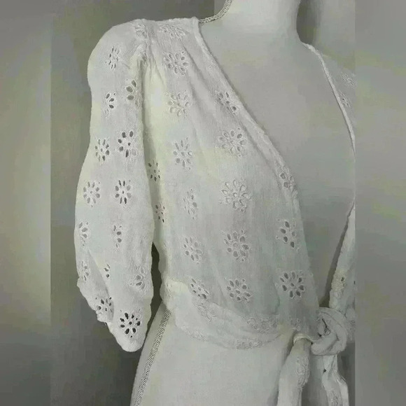 Hollister Tie Front Eyelet Cropped Blouse - Picture 3 of 9